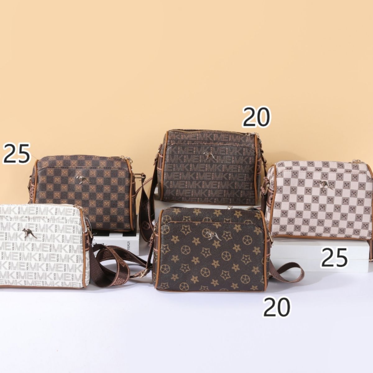 Bolsa Feminina com Alça Transversal Estampada e Estrutura Rígida
