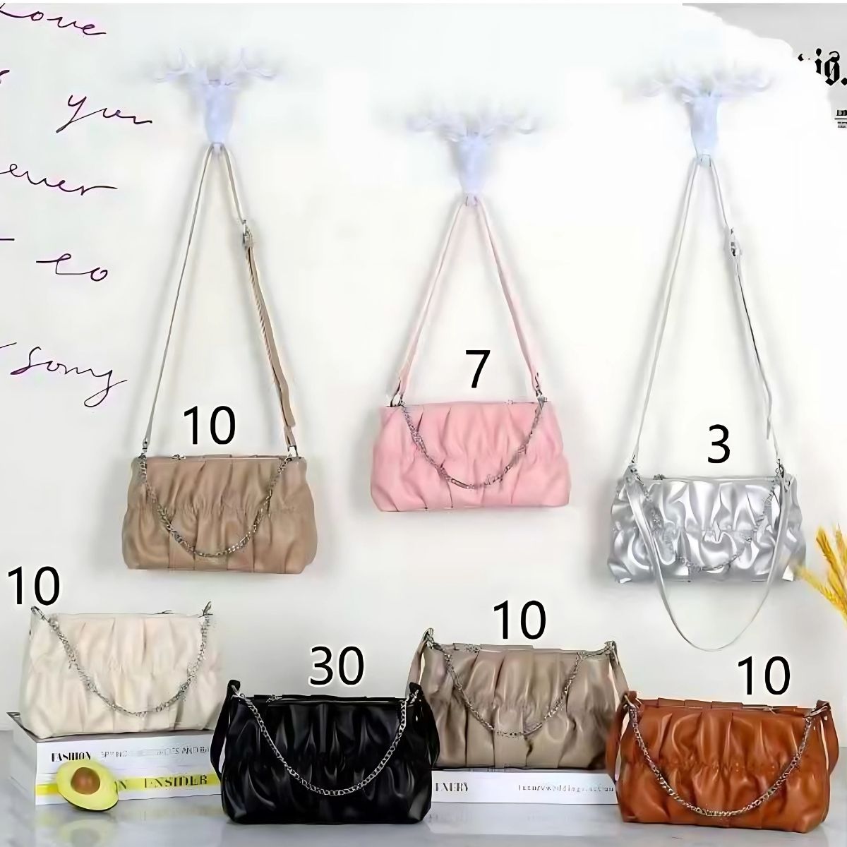 Bolsa Feminina Acolchoada com Corrente Dourada – Moderna e Compacta