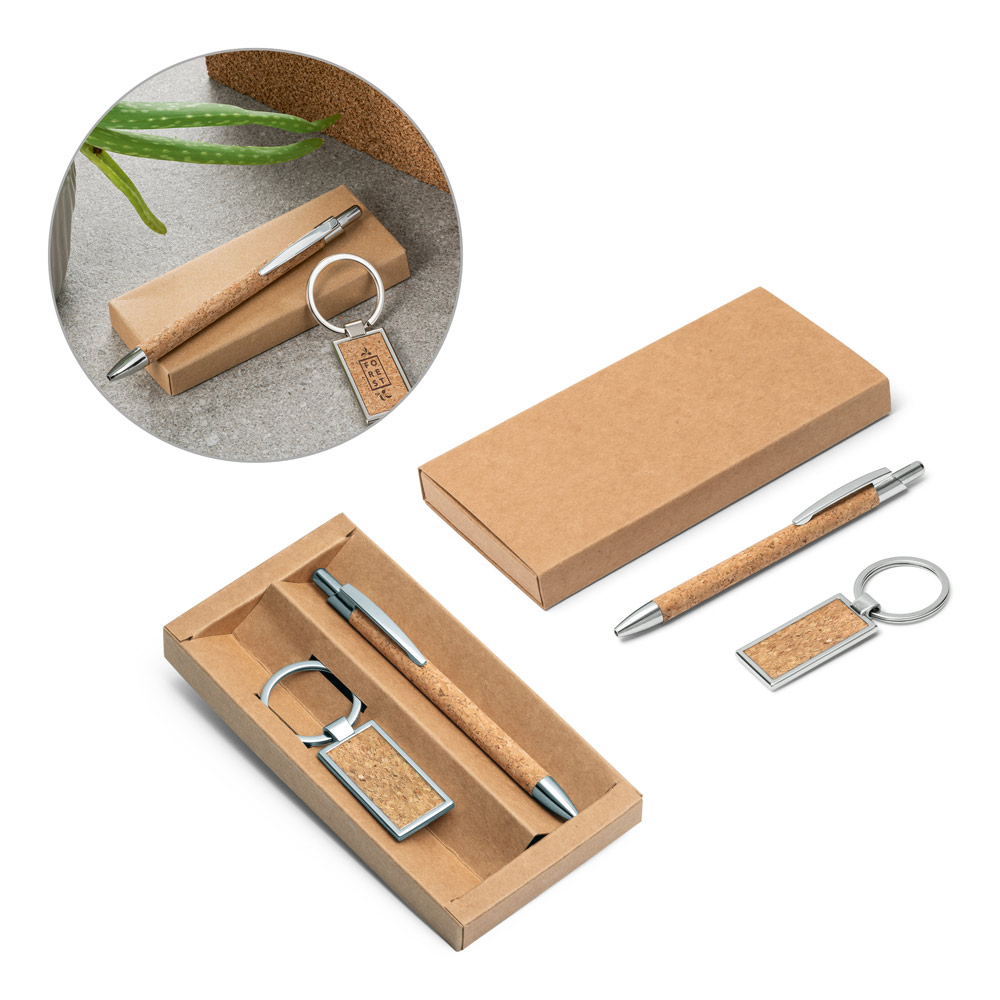 Conjunto composto por uma caneta esferográfica e chaveiro, ambos em metal e em cortiça