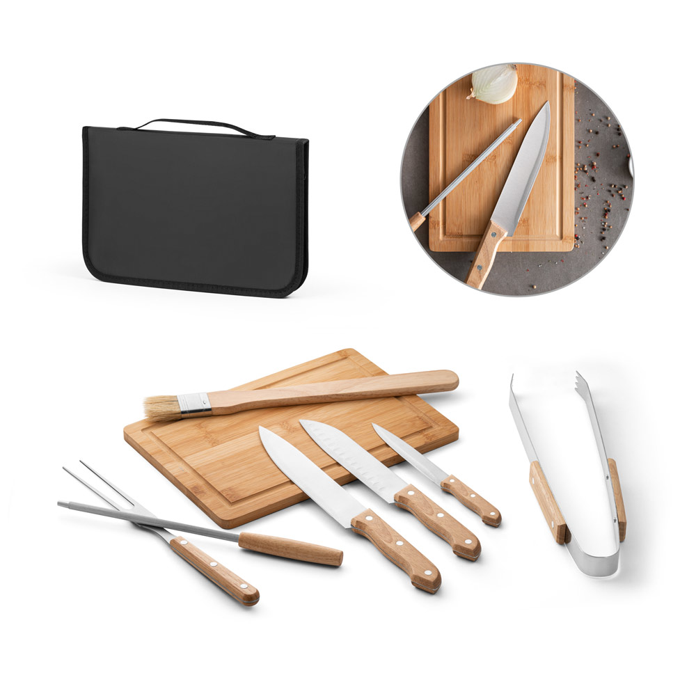 Kit churrasco em estojo de PU e 210D com tábua em bambu e 7 utensílios em aço inox e madeira de Seringueira