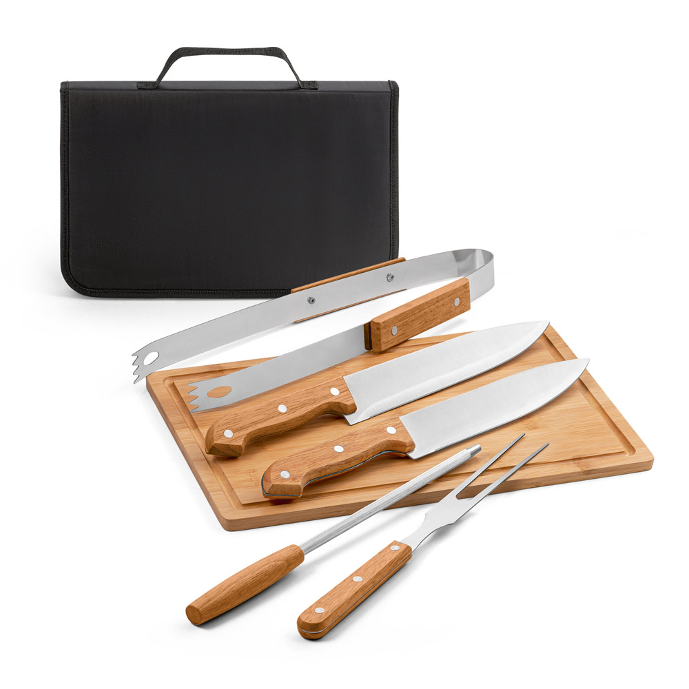 Kit churrasco em estojo de 210D com tábua em bambu e 5 utensílios em aço inox e madeira de Seringueira