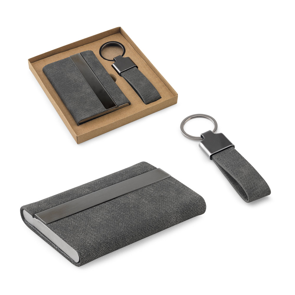Conjunto composto por um porta-cartões e chaveiro, ambos em metal e poliéster 30% reciclado