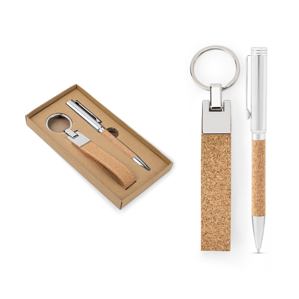 Conjunto composto por uma caneta esferográfica e chaveiro, ambos em metal e cortiça
